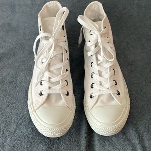 White Converse Hi Tops Women’s 7.5 Excellent Condition!
